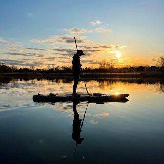 Hello Sunshine☀️ 
It’s lovely to see you again.

📸 : @inspiredbymovement 
#sunsetpaddle #hellosunshine #evening #boardmeeting #springpaddling #reflection #optoutside #paddlenorth #funisthebest #outsider #moveyourbody #paddleboarding #nature #lakelife #findmeoutside #outsideisthebestside